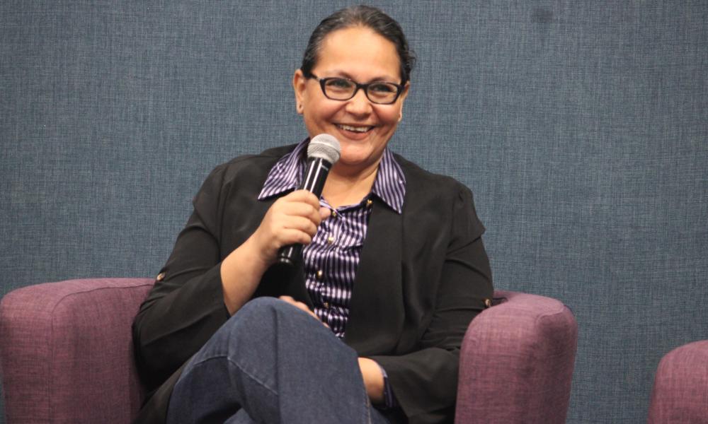 Universitarias comparten experiencias en el panel “Mujeres que rompen el techo de cristal”