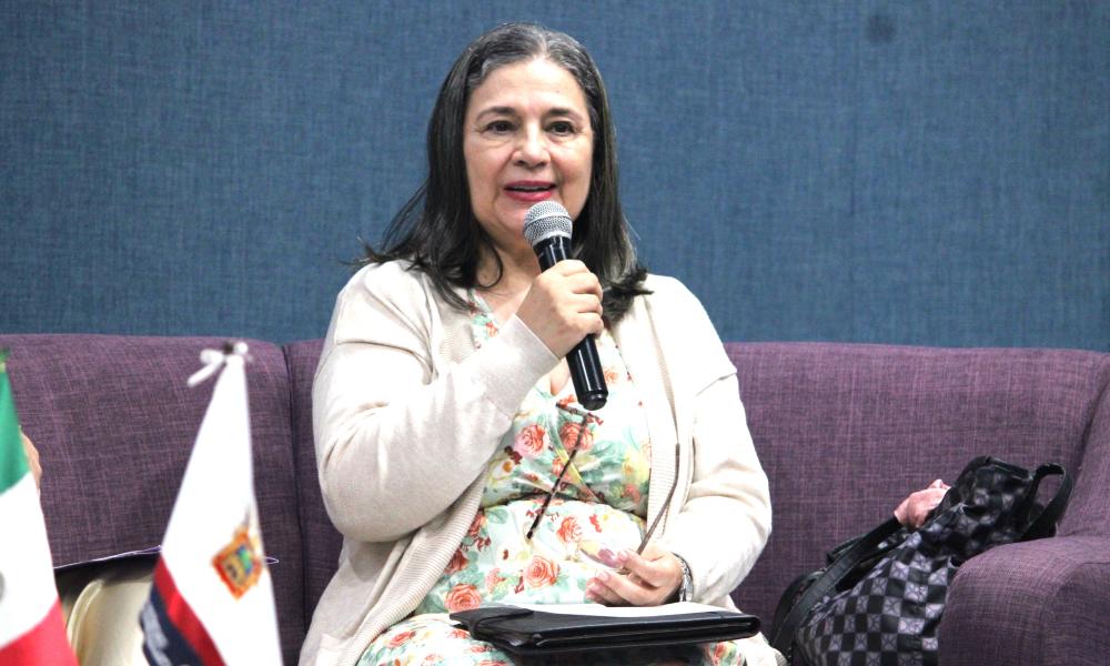 Universitarias comparten experiencias en el panel “Mujeres que rompen el techo de cristal”