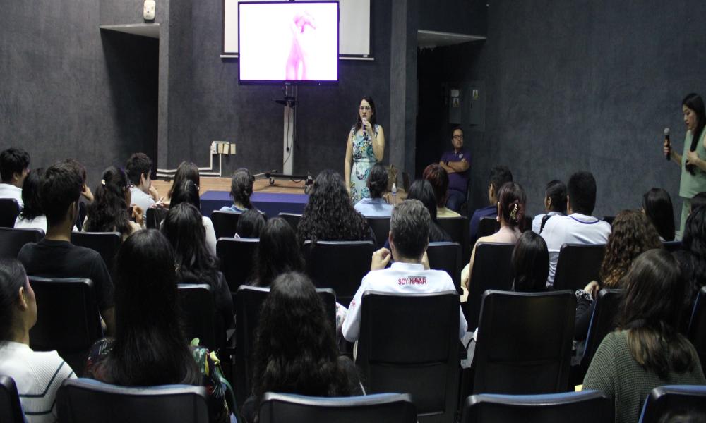 Abordan bienestar y salud mental con perspectiva de género en conferencia en CUCosta