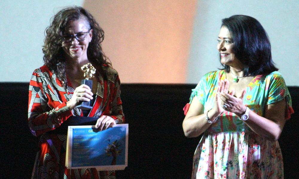 Eliza Capai es reconocida con la “Iguana de Oro” durante la clausura del FICPV 26