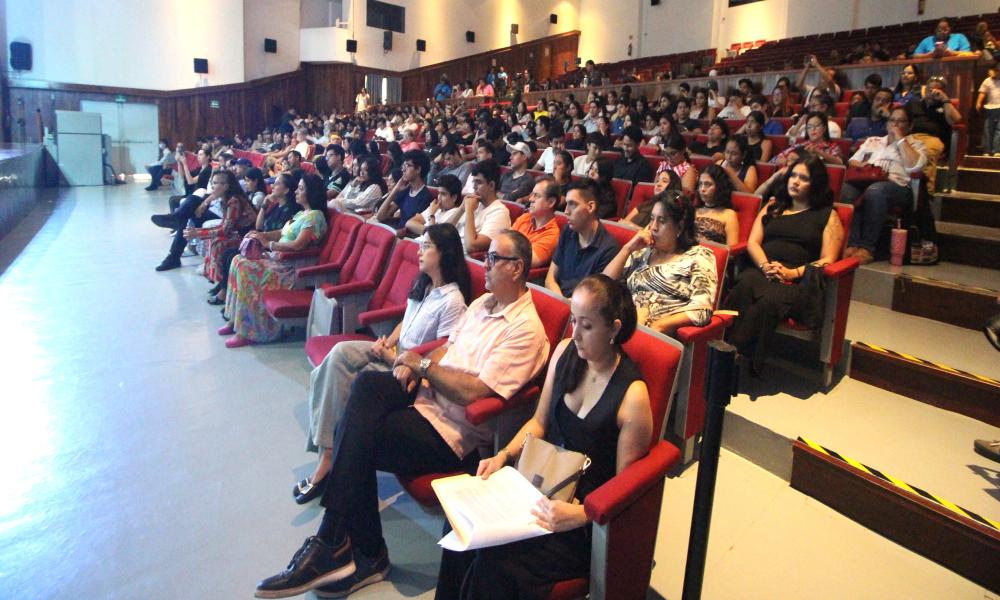 Eliza Capai es reconocida con la “Iguana de Oro” durante la clausura del FICPV 26