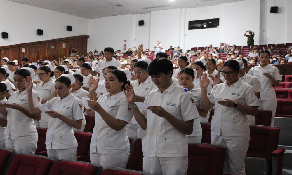 Realizan emotiva ceremonia de imposición de cofias y galones en el CUCosta