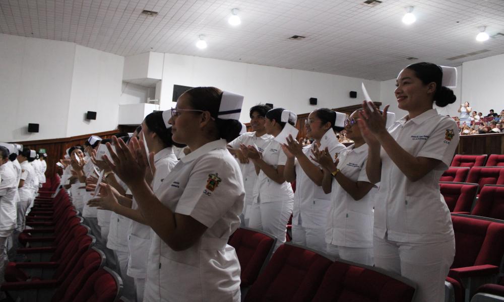 Realizan emotiva ceremonia de imposición de cofias y galones en el CUCosta