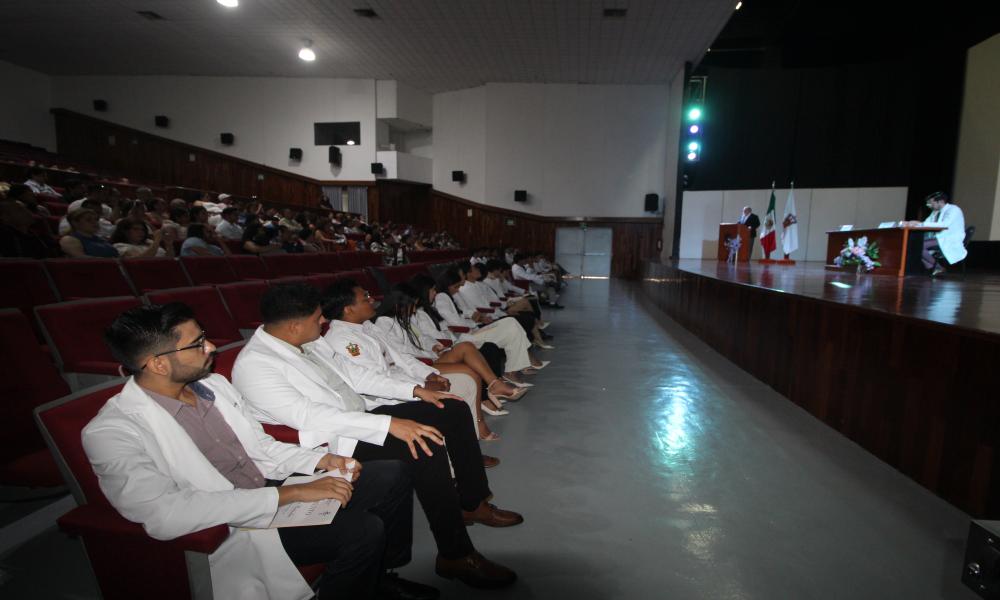 Realizan Ceremonia de Imposición de Batas a estudiantes de Médico Cirujano y Partero en el CUCosta