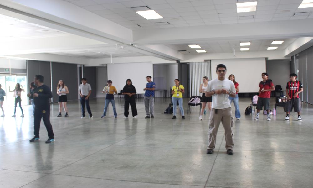 Estudiantes del Programa Delfín participan en dinámica de integración física en el CUCosta