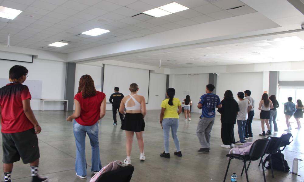 Estudiantes del Programa Delfín participan en dinámica de integración física en el CUCosta