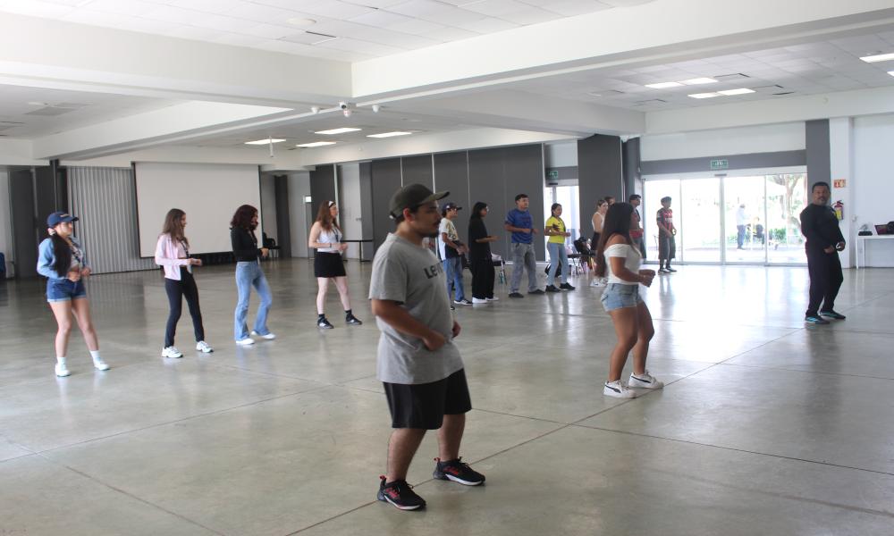 Estudiantes del Programa Delfín participan en dinámica de integración física en el CUCosta