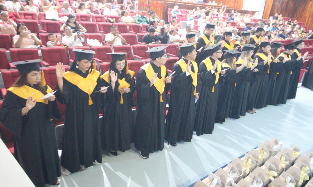 CUCosta celebra la graduación de 34 nuevos médicos cirujanos y parteros