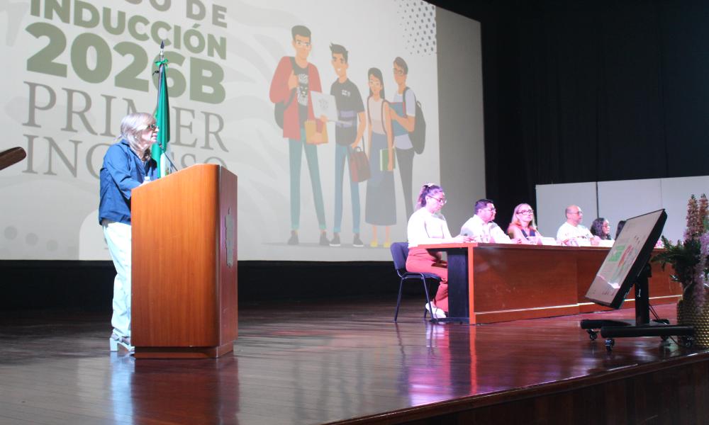 La rectora María Esther Avelar Álvarez da la bienvenida a la nueva generación del CUCosta