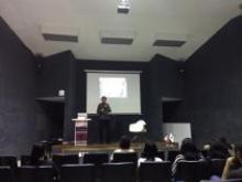 Conferencia “Cucarachas y fuego Punto de partida” por Davis Birks en CUCosta