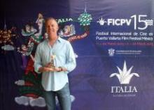 El director Mark Christopher recibe la Iguana de Oro en el 15° FICPV