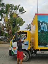 Entrega comunidad universitaria cubre-bocas a ciudadanos en cruceros viales
