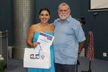 Recibe Evelin Pinto el reconocimiento por lograr el segundo lugar en Rugido UDG