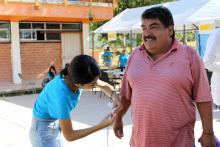 Benefician universitarios a vecinos de colonia Volcanes