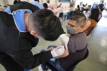 Constata Secretario de Salud Jalisco jornada de vacunación en CUCosta