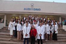 Se realiza imposición de batas a médicas y médicos internos de pregrado