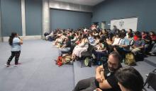 Estudiantes reciben información sobre becas y programas de intercambio académico